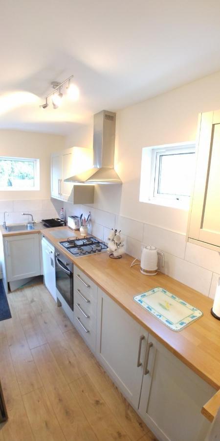 Bassett House With 3 Bedrooms, Fast Wi-Fi And Off Road Parking Sittingbourne Exterior photo