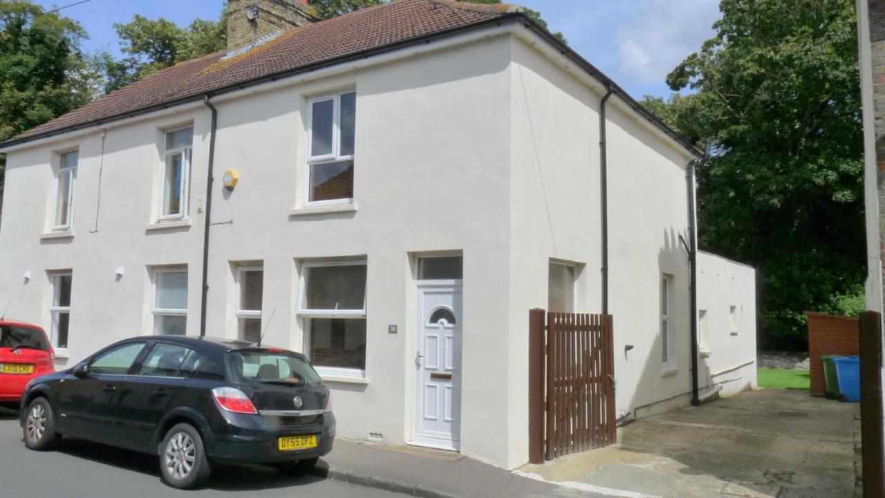 Bassett House With 3 Bedrooms, Fast Wi-Fi And Off Road Parking Sittingbourne Exterior photo